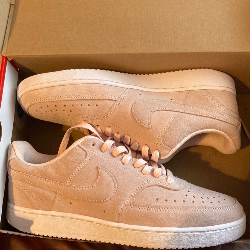 Shoe : Women's Nike court vision low